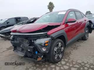 2024 Hyundai Kona SEL z VIN KM8HCCAB8RU051517, wystawiony jako IAAI lot #43077345 z przebiegiem 14 994 mil mil oraz . Historia ofert i sprzedaży dostępna na DreamBid. Obrazek 2.