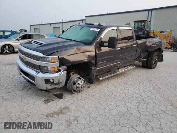 2015 Chevrolet Silverado 3500HD LTZ z VIN 1GC4K0E85FF172363, wystawiony jako Copart lot #63818154 z przebiegiem 192 469 mil mil oraz Szkoda całkowita • Salvage title. Historia ofert i sprzedaży dostępna na DreamBid. Obrazek 1.