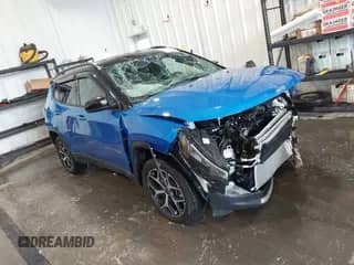2025 Jeep Compass Limited z VIN 3C4NJDCN1ST506184, wystawiony jako IAAI lot #42627984 z przebiegiem 3 244 mil mil oraz . Historia ofert i sprzedaży dostępna na DreamBid. Obrazek 1.