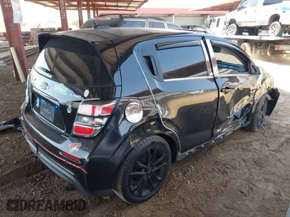 2018 Chevrolet Sonic Premier z VIN 1G1JF6SB1J4127282, wystawiony jako IAAI lot #42740961 z przebiegiem 84 338 mil mil oraz . Historia ofert i sprzedaży dostępna na DreamBid. Obrazek 4.