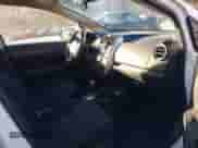 2018 Nissan Note S z VIN 3N1CE2CP6JL362361, wystawiony jako IAAI lot #41307076 z przebiegiem 118 801 mil mil oraz . Historia ofert i sprzedaży dostępna na DreamBid. Obrazek 5.