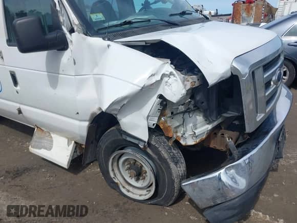 2008 Ford Econoline Cargo Commercial z VIN 1FTNS24W28DB54840, wystawiony jako IAAI lot #41966034 z przebiegiem 85 087 mil mil oraz . Historia ofert i sprzedaży dostępna na DreamBid. Obrazek 6.