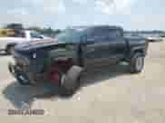 2024 Chevrolet Colorado 4WD ZR2 z VIN 1GCPTFEK4R1295419, wystawiony jako Copart lot #56980875 z przebiegiem 29 908 mil mil oraz Szkoda całkowita • Salvage title. Historia ofert i sprzedaży dostępna na DreamBid. Obrazek 1.