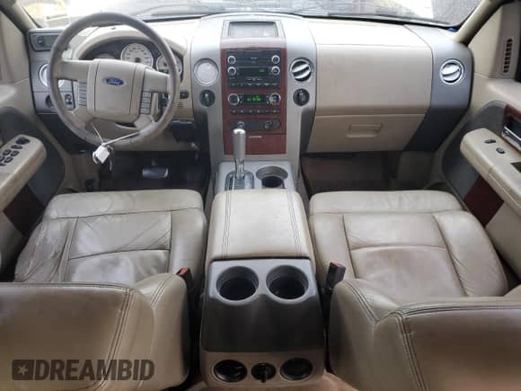 2008 Ford F-150 XLT с VIN 1FTPW14568FA32551, выставлен на аукционе Copart как лот 82453475 с пробегом 196 348 миль миль и Чистый • Clean title. История ставок и продаж доступна на DreamBid. Изображение 8.