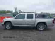 2011 Chevrolet Colorado 1LT z VIN 1GCHTCFE4B8111542, wystawiony jako IAAI lot #42168554 z przebiegiem 79 611 mil mil oraz . Historia ofert i sprzedaży dostępna na DreamBid. Obrazek 14.