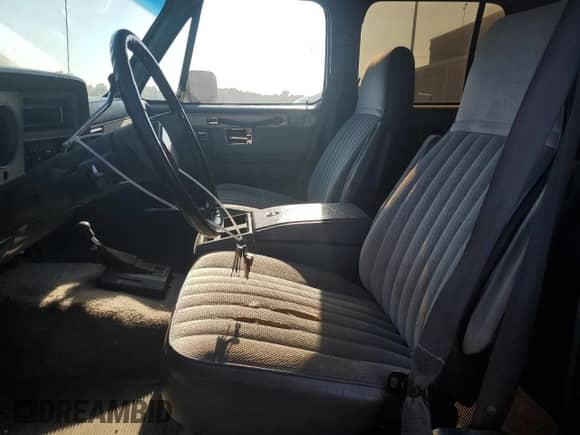 1988 Chevrolet Suburban с VIN 1GNEV16K8JF197267, выставлен на аукционе Copart как лот 72176994 с пробегом 411 769 миль миль и Чистый • Clean title. История ставок и продаж доступна на DreamBid. Изображение 7.
