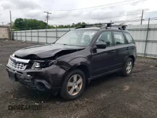 2013 Subaru Forester X z VIN JF2SHABC9DH443674, wystawiony jako Copart lot #62688295 z przebiegiem 122 771 mil mil oraz Szkoda całkowita • Salvage title. Historia ofert i sprzedaży dostępna na DreamBid. Obrazek 1.
