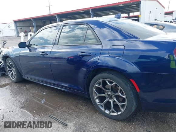 2016 Chrysler 300 S Alloy Edition z VIN 2C3CCABTXGH135076, wystawiony jako IAAI lot #42432413 z przebiegiem 140 266 mil mil oraz . Historia ofert i sprzedaży dostępna na DreamBid. Obrazek 14.