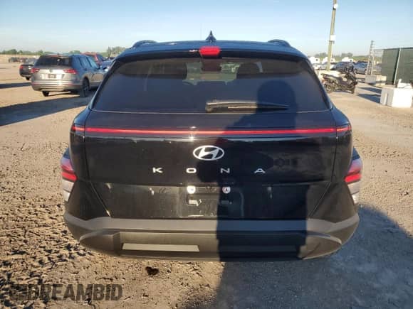 2024 Hyundai Kona SEL z VIN KM8HB3AB7RU166032, wystawiony jako Copart lot #74022074 z przebiegiem 2 788 mil mil oraz Szkoda całkowita • Salvage title. Historia ofert i sprzedaży dostępna na DreamBid. Obrazek 6.