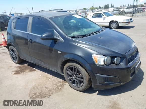 2013 Chevrolet Sonic LT с VIN 1G1JC6SB8D4181059, выставлен на аукционе IAAI как лот 42922010 с пробегом 145 623 миль миль и . История ставок и продаж доступна на DreamBid. Изображение 1.