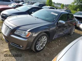 2014 Chrysler 300 C z VIN 2C3CCAET3EH200343, wystawiony jako Copart lot #64283935 z przebiegiem 139 106 mil mil oraz Szkoda całkowita • Salvage title. Historia ofert i sprzedaży dostępna na DreamBid. Obrazek 1.