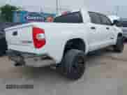 2017 Toyota Tundra SR5 z VIN 5TFEW5F14HX220598, wystawiony jako IAAI lot #42244935 z przebiegiem 95 617 mil mil oraz . Historia ofert i sprzedaży dostępna na DreamBid. Obrazek 4.