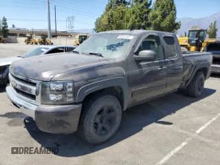 2010 Chevrolet Silverado 1500 LT z VIN 1GCSKSEA2AZ114160, wystawiony jako Copart lot #69261385 z przebiegiem 170 628 mil mil oraz Czysty tytuł • Clean title. Historia ofert i sprzedaży dostępna na DreamBid. Obrazek 1.