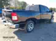 2022 Ram 1500 Big Horn z VIN 1C6RREBT3NN442466, wystawiony jako IAAI lot #40734114 z przebiegiem 22 586 mil mil oraz . Historia ofert i sprzedaży dostępna na DreamBid. Obrazek 4.