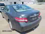 2011 Toyota Camry LE z VIN 4T1BF3EKXBU119930, wystawiony jako IAAI lot #42916313 z przebiegiem 232 137 mil mil oraz . Historia ofert i sprzedaży dostępna na DreamBid. Obrazek 3.