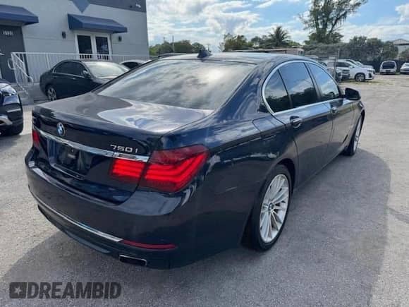 2015 BMW 7 Series 750i xDrive с VIN WBAYB6C5XFD965910, выставлен на аукционе Copart как лот 71134355 с пробегом 173 486 миль миль и Списание • Salvage title. История ставок и продаж доступна на DreamBid. Изображение 3.