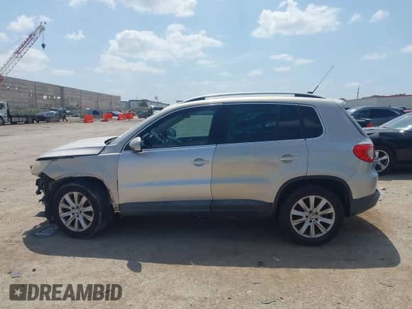 2010 Volkswagen Tiguan S с VIN WVGAV7AX1AW001503, выставлен на аукционе IAAI как лот 42520113 с пробегом 126 361 миль миль и . История ставок и продаж доступна на DreamBid. Изображение 14.