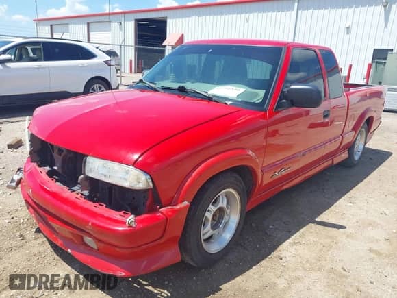 2000 Chevrolet S-10 LS with VIN 1GCCS19W4Y8201045, listed as a IAAI auction lot 42792340 with 103,121 mi miles and . Bid and sale history available at DreamBid. Image 2.