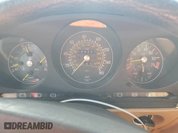 1985 Mercedes-Benz SL z VIN WDB1070421A025007, wystawiony jako Copart lot #45896865 z przebiegiem 104 247 mil mil oraz Czysty tytuł • Clean title. Historia ofert i sprzedaży dostępna na DreamBid. Obrazek 9.