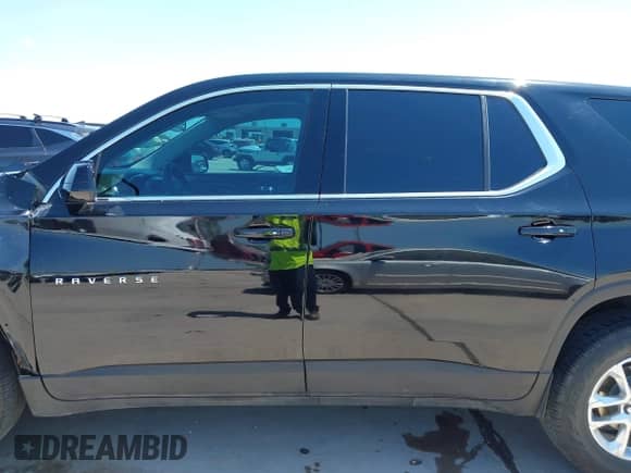 2020 Chevrolet Traverse LS z VIN 1GNERFKW8LJ301377, wystawiony jako IAAI lot #42965815 z przebiegiem 60 785 mil mil oraz . Historia ofert i sprzedaży dostępna na DreamBid. Obrazek 14.