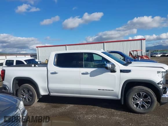 2025 GMC Sierra 1500 SLT z VIN 1GTUUDED4SZ265527, wystawiony jako IAAI lot #43580525 z przebiegiem 8 522 mil mil oraz . Historia ofert i sprzedaży dostępna na DreamBid. Obrazek 14.