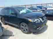 2017 Nissan Pathfinder SL z VIN 5N1DR2MM5HC611759, wystawiony jako IAAI lot #42030917 z przebiegiem 103 548 mil mil oraz . Historia ofert i sprzedaży dostępna na DreamBid. Obrazek 1.
