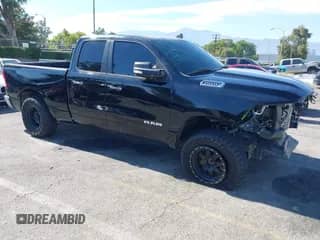 2020 Ram 1500 Big Horn z VIN 1C6RREBT2LN259296, wystawiony jako IAAI lot #42627297 z przebiegiem 90 696 mil mil oraz . Historia ofert i sprzedaży dostępna na DreamBid. Obrazek 1.