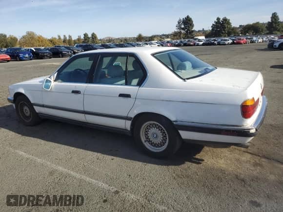 1993 BMW 7 Series с VIN WBAGD4323PDE63700, выставлен на аукционе Copart как лот 79675024 с пробегом 248 056 миль миль и Чистый • Clean title. История ставок и продаж доступна на DreamBid. Изображение 2.