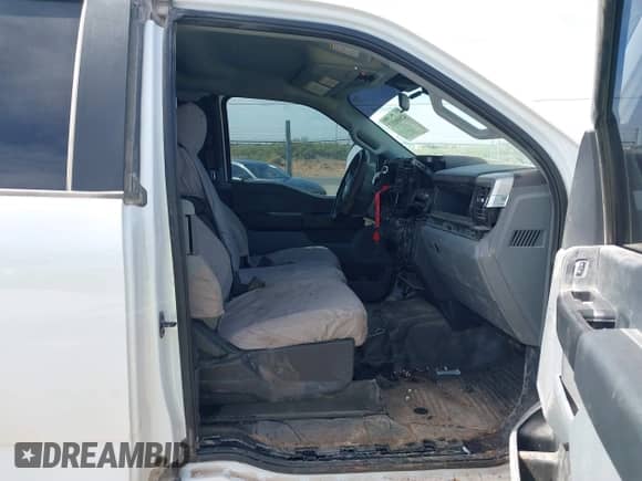 2023 Ford F-250 XL z VIN 1FT7X2BA4PEE17582, wystawiony jako IAAI lot #42069333 z przebiegiem Nie podano mil oraz . Historia ofert i sprzedaży dostępna na DreamBid. Obrazek 5.