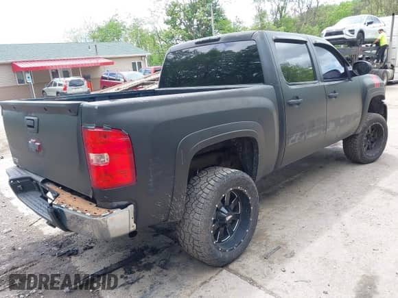 2011 Chevrolet Silverado 1500 LS z VIN 3GCPKREA3BG268473, wystawiony jako IAAI lot #42248752 z przebiegiem 202 057 mil mil oraz . Historia ofert i sprzedaży dostępna na DreamBid. Obrazek 4.