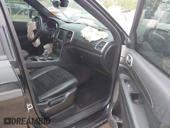 2017 Jeep Grand Cherokee Laredo z VIN 1C4RJFAG3HC794067, wystawiony jako IAAI lot #42492675 z przebiegiem 149 281 mil mil oraz . Historia ofert i sprzedaży dostępna na DreamBid. Obrazek 5.