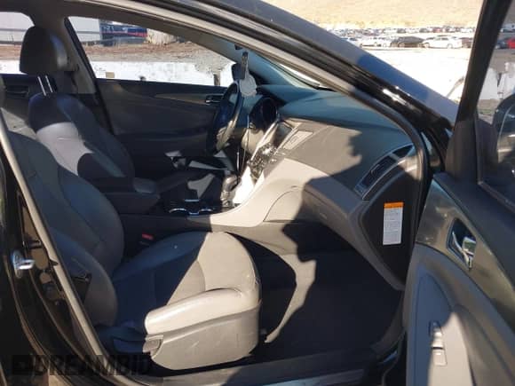 2013 Hyundai Sonata Limited z VIN KMHEC4A48DA064711, wystawiony jako IAAI lot #43492654 z przebiegiem 129 709 mil mil oraz . Historia ofert i sprzedaży dostępna na DreamBid. Obrazek 5.