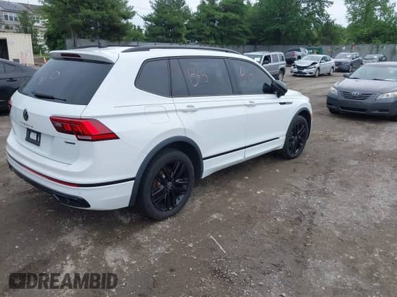 2022 Volkswagen Tiguan SE R-Line Black с VIN 3VV8B7AX8NM006023, выставлен на аукционе IAAI как лот 42258466 с пробегом Не указан миль и . История ставок и продаж доступна на DreamBid. Изображение 4.