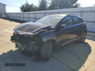 2021 Hyundai Kona Ultimate z VIN KM8K53A58MU697577, wystawiony jako Copart lot #85134765 z przebiegiem 71 850 mil mil oraz Szkoda całkowita • Salvage title. Historia ofert i sprzedaży dostępna na DreamBid. Obrazek 1.
