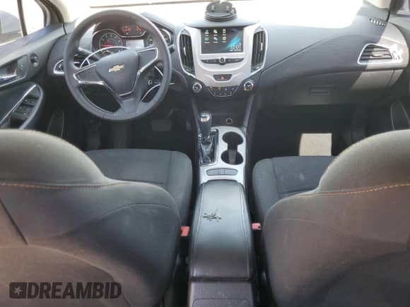 2017 Chevrolet Cruze LS z VIN 3G1BC5SM4HS565006, wystawiony jako Copart lot #85113385 z przebiegiem 60 458 mil mil oraz Szkoda całkowita • Salvage title. Historia ofert i sprzedaży dostępna na DreamBid. Obrazek 8.