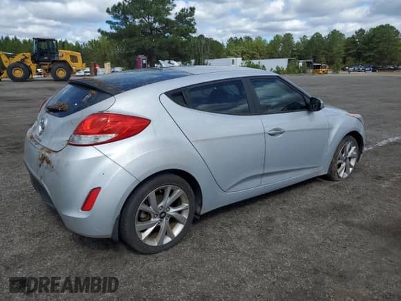 2016 Hyundai Veloster z VIN KMHTC6AD0GU304212, wystawiony jako Copart lot #86447825 z przebiegiem 98 959 mil mil oraz Czysty tytuł • Clean title. Historia ofert i sprzedaży dostępna na DreamBid. Obrazek 3.