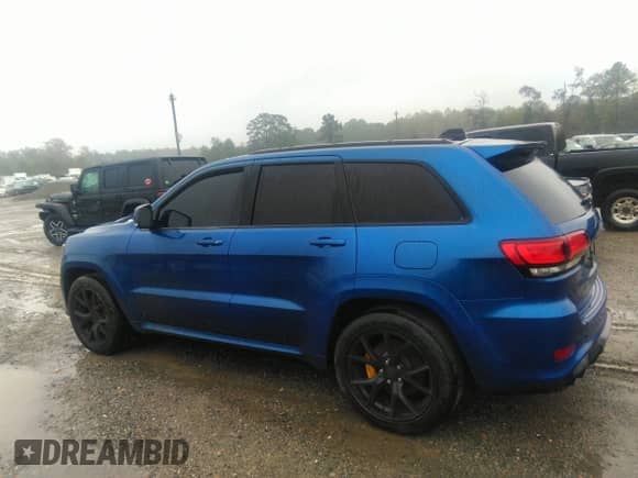 2018 Jeep Grand Cherokee Trackhawk z VIN 1C4RJFN99JC332825, wystawiony jako IAAI lot #43058737 z przebiegiem 67 252 mil mil oraz . Historia ofert i sprzedaży dostępna na DreamBid. Obrazek 14.