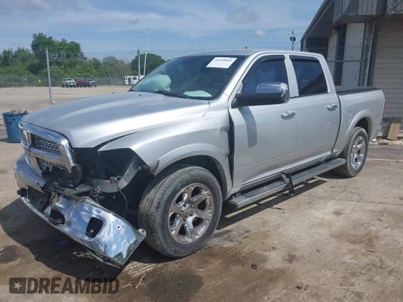 2017 Ram 1500 Laramie z VIN 1C6RR7NT3HS612435, wystawiony jako IAAI lot #42518965 z przebiegiem 128 307 mil mil oraz . Historia ofert i sprzedaży dostępna na DreamBid. Obrazek 2.