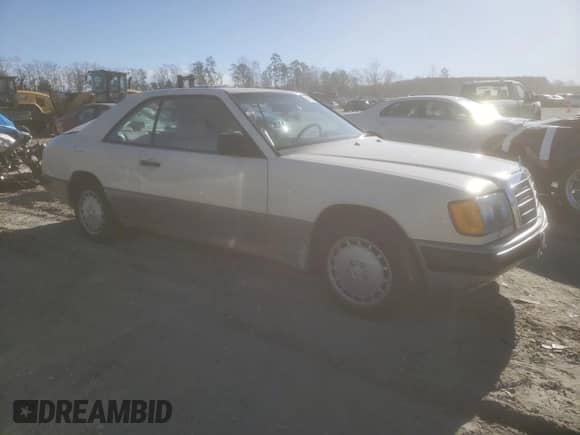 1988 Mercedes-Benz 300 с VIN WDBEA50D9JA698251, выставлен на аукционе Copart как лот 46977055 с пробегом 107 949 миль миль и Списание • Salvage title. История ставок и продаж доступна на DreamBid. Изображение 4.