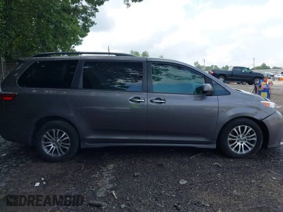 2020 Toyota Sienna XLE Auto Access Seat z VIN 5TDYZ3DCXLS035158, wystawiony jako IAAI lot #42956429 z przebiegiem 106 409 mil mil oraz . Historia ofert i sprzedaży dostępna na DreamBid. Obrazek 13.