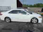 2010 Toyota Camry XLE z VIN 4T1BF3EK0AU505223, wystawiony jako IAAI lot #43241727 z przebiegiem 184 525 mil mil oraz . Historia ofert i sprzedaży dostępna na DreamBid. Obrazek 13.