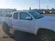 2017 Toyota Tacoma SR5 z VIN 5TFRZ5CN2HX039404, wystawiony jako IAAI lot #41818111 z przebiegiem 107 779 mil mil oraz . Historia ofert i sprzedaży dostępna na DreamBid. Obrazek 13.