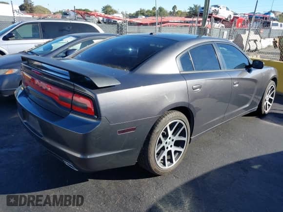 2014 Dodge Charger SE z VIN 2C3CDXBG0EH221576, wystawiony jako IAAI lot #43560592 z przebiegiem 165 509 mil mil oraz . Historia ofert i sprzedaży dostępna na DreamBid. Obrazek 4.