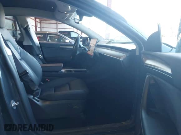 2022 Tesla Model Y Long Range z VIN 7SAYGDEE9NA010903, wystawiony jako IAAI lot #43397965 z przebiegiem 20 830 mil mil oraz . Historia ofert i sprzedaży dostępna na DreamBid. Obrazek 5.