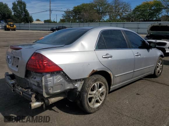 2007 Honda Accord LX SE z VIN 1HGCM56307A068420, wystawiony jako Copart lot #82359385 z przebiegiem 257 963 mil mil oraz Szkoda całkowita • Salvage title. Historia ofert i sprzedaży dostępna na DreamBid. Obrazek 3.
