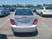 2013 Chevrolet Sonic LT z VIN 1G1JC5SHXD4105177, wystawiony jako IAAI lot #42761148 z przebiegiem 115 134 mil mil oraz . Historia ofert i sprzedaży dostępna na DreamBid. Obrazek 16.