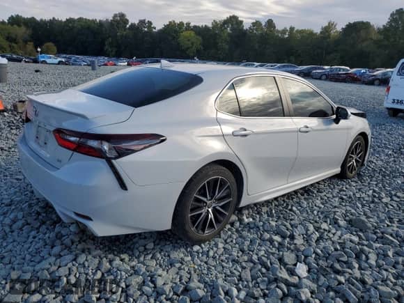 2023 Toyota Camry SE z VIN 4T1G11AK2PU109401, wystawiony jako Copart lot #81066825 z przebiegiem 60 883 mil mil oraz Szkoda całkowita • Salvage title. Historia ofert i sprzedaży dostępna na DreamBid. Obrazek 3.
