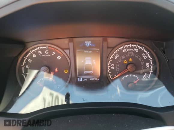 2021 Toyota Tacoma SR z VIN 5TFCZ5AN7MX267045, wystawiony jako Copart lot #65592105 z przebiegiem 40 992 mil mil oraz Szkoda całkowita • Salvage title. Historia ofert i sprzedaży dostępna na DreamBid. Obrazek 9.