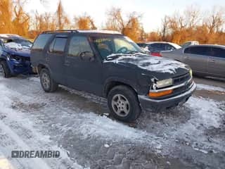 2001 Chevrolet Blazer LT z VIN 1GNDT13W812169484, wystawiony jako IAAI lot #41237092 z przebiegiem 200 950 mil mil oraz . Historia ofert i sprzedaży dostępna na DreamBid. Obrazek 1.