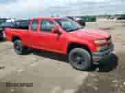 2010 Chevrolet Colorado z VIN 1GCJTBDE2A8103257, wystawiony jako Copart lot #69229385 z przebiegiem 136 113 mil mil oraz Czysty tytuł • Clean title. Historia ofert i sprzedaży dostępna na DreamBid. Obrazek 4.
